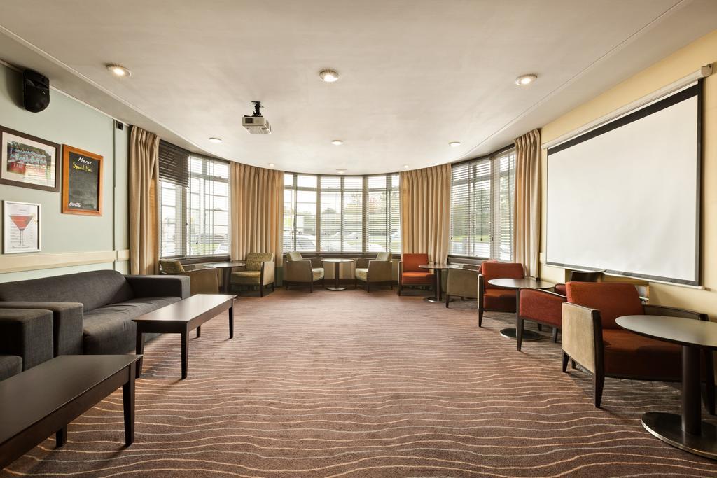 Ramada Hatfield Εξωτερικό φωτογραφία