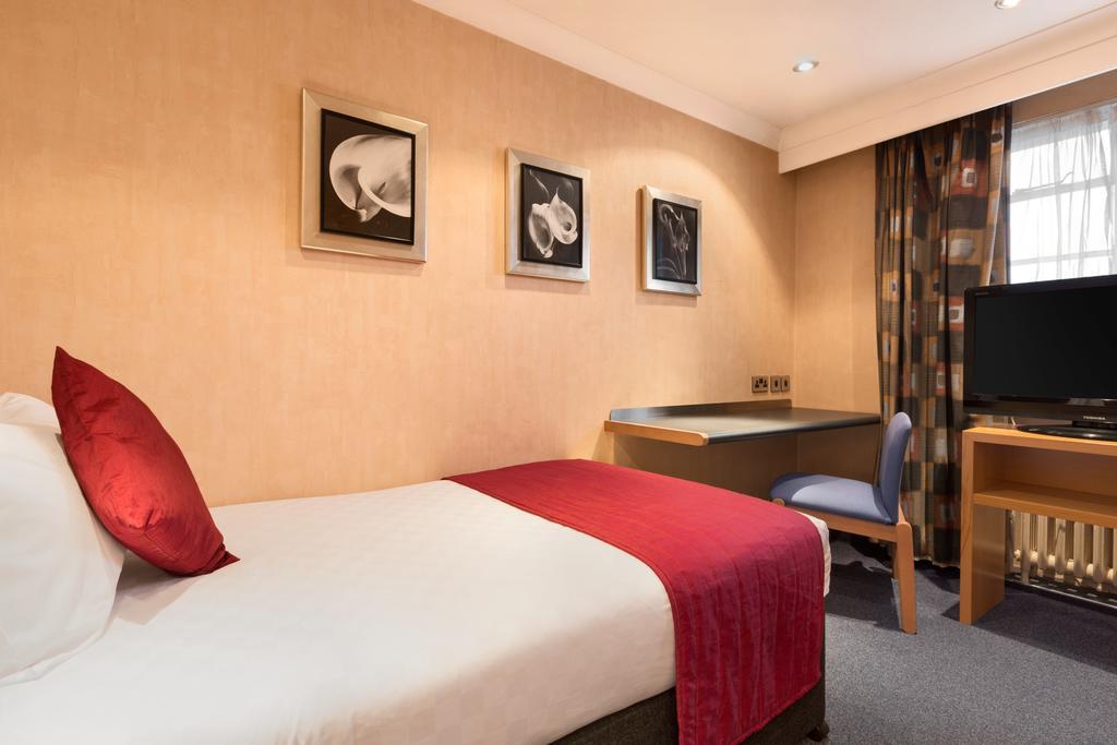 Ramada Hatfield Εξωτερικό φωτογραφία