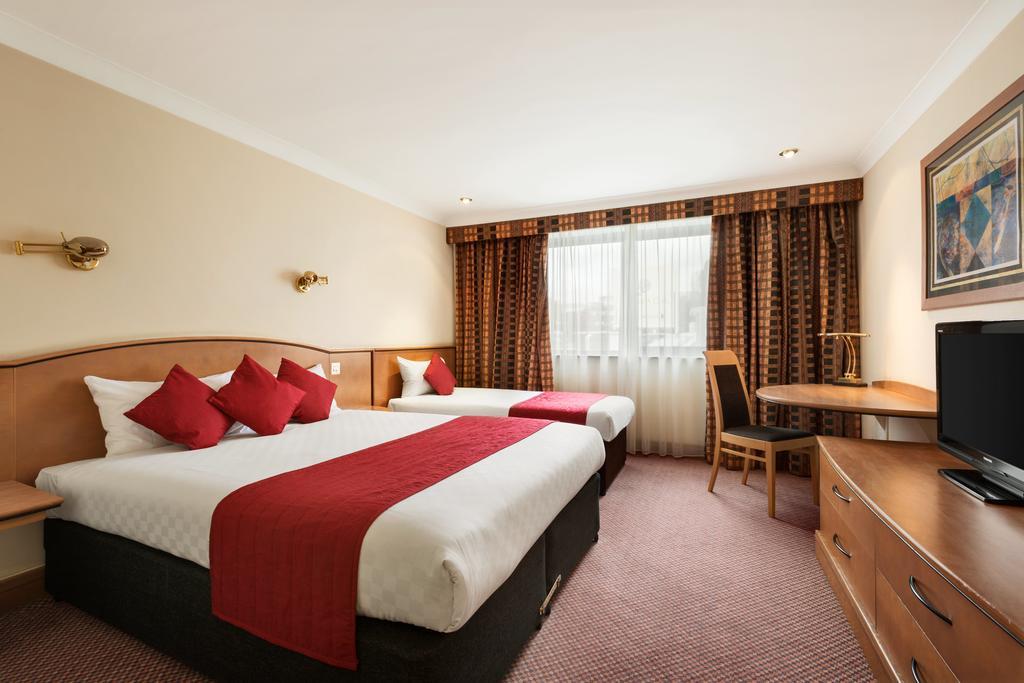 Ramada Hatfield Εξωτερικό φωτογραφία