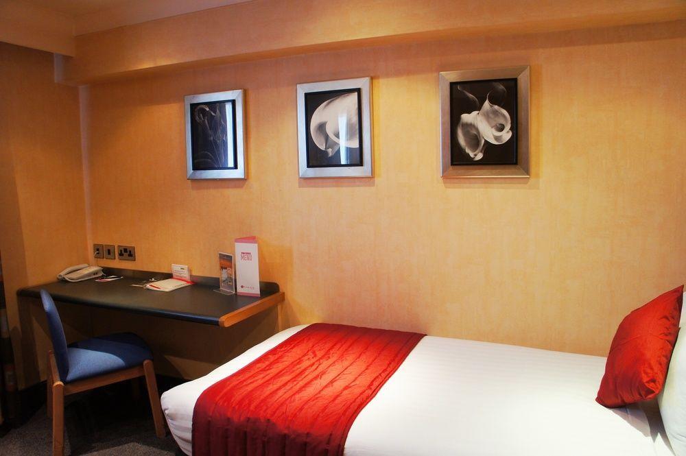 Ramada Hatfield Εξωτερικό φωτογραφία